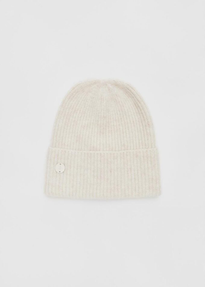 Ribbet lue med plakett