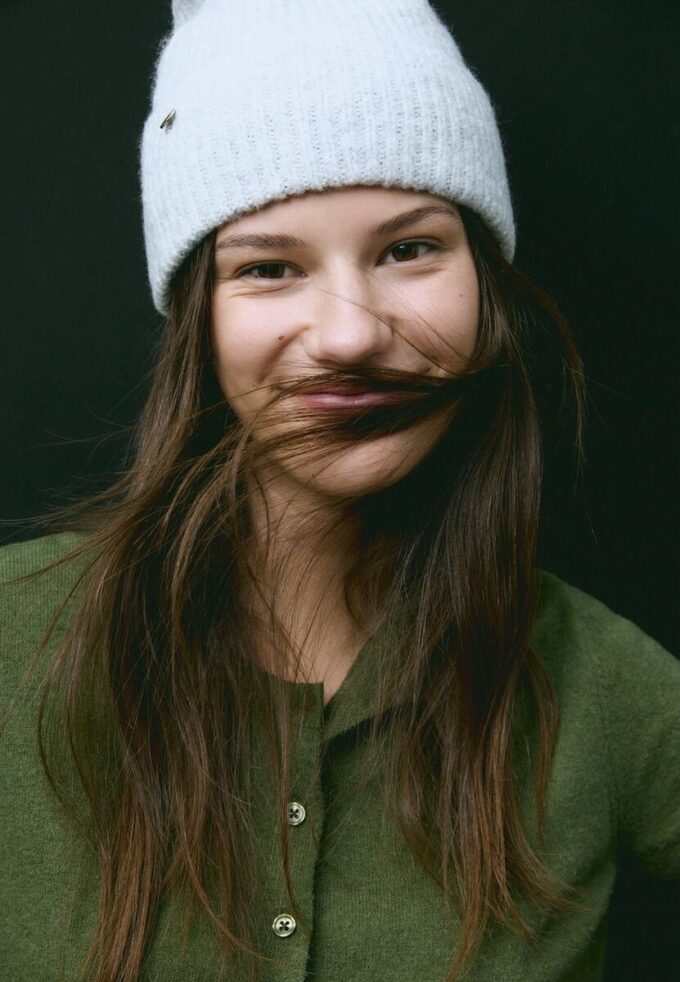 Ribbet lue med plakett