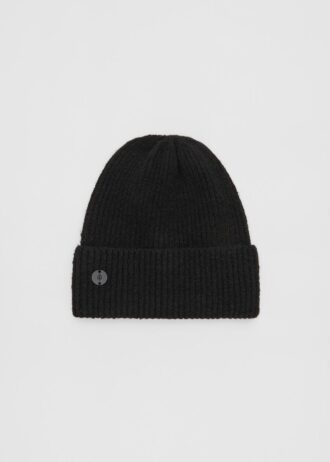 Ribbet lue med plakett