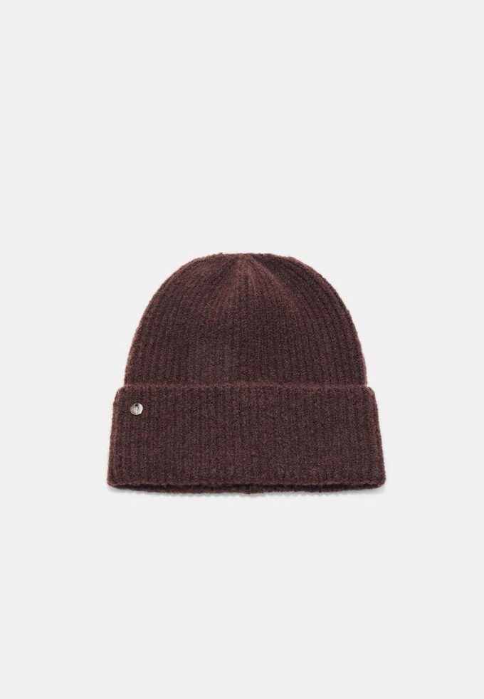 Ribbet lue med plakett