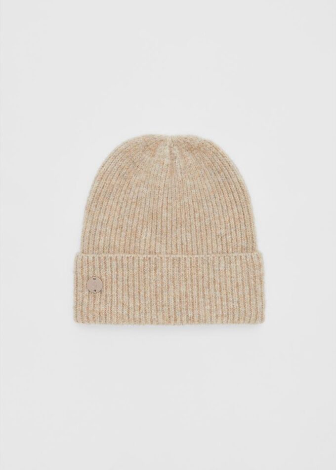 Ribbet lue med plakett