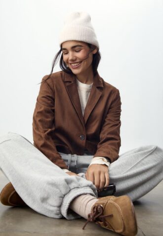 Ribbet lue med plakett