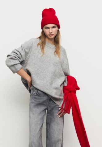 Ribbet lue med plakett