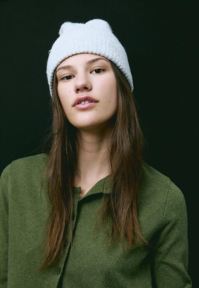 Ribbet lue med plakett