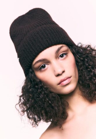 Ribbet lue med plakett