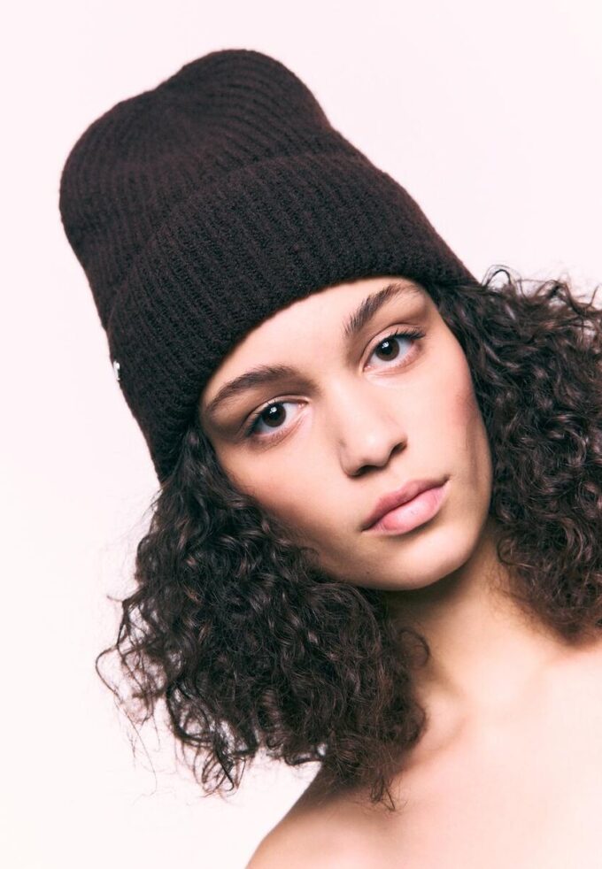 Ribbet lue med plakett