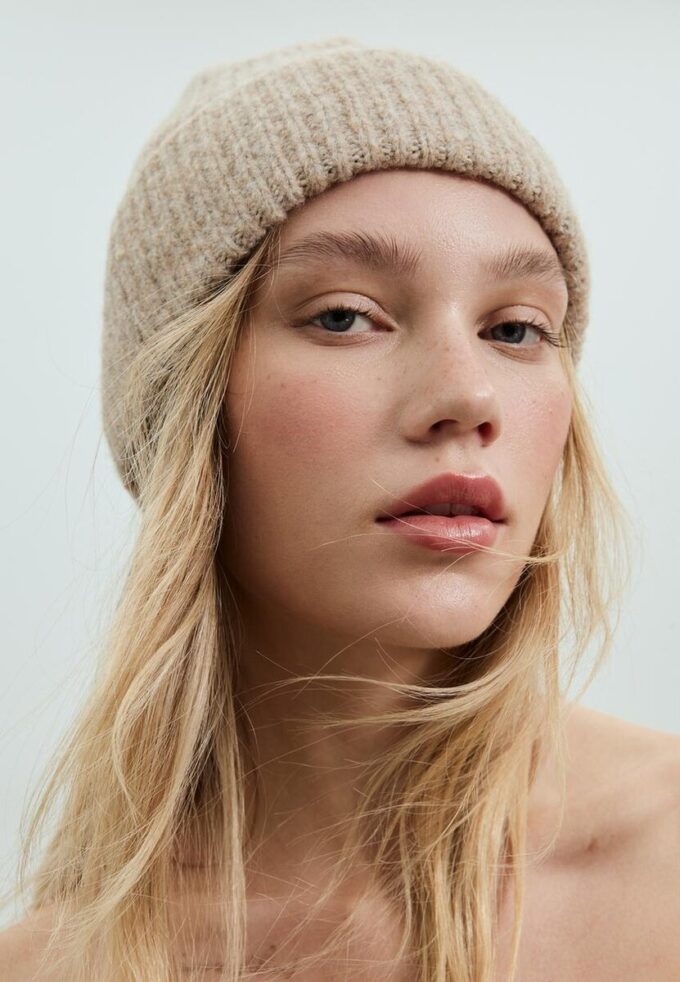 Ribbet lue med plakett