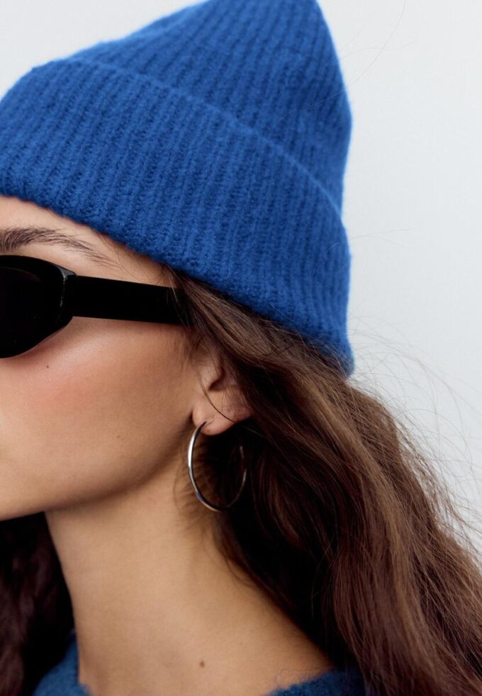 Ribbet lue med plakett