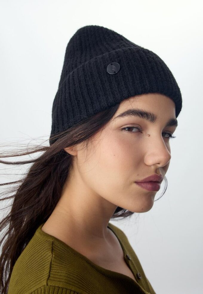 Ribbet lue med plakett