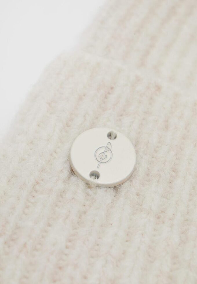 Ribbet lue med plakett