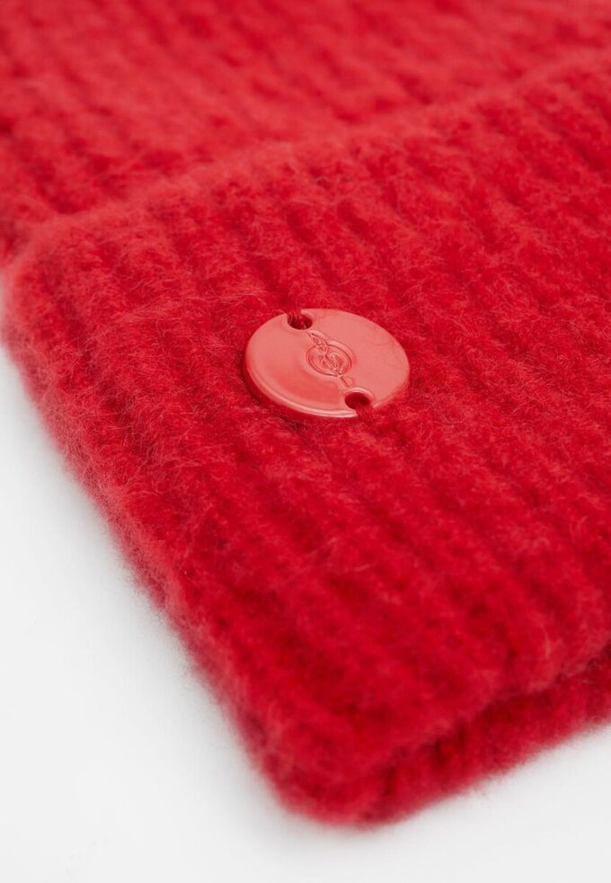 Ribbet lue med plakett