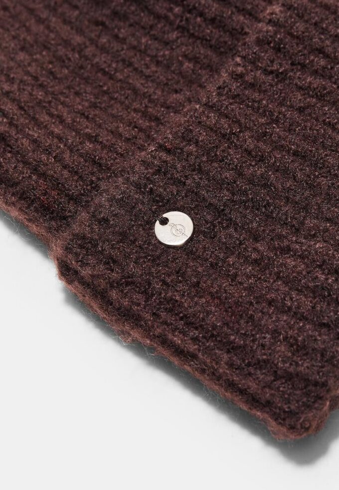 Ribbet lue med plakett