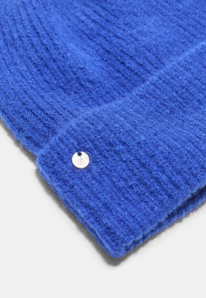 Ribbet lue med plakett