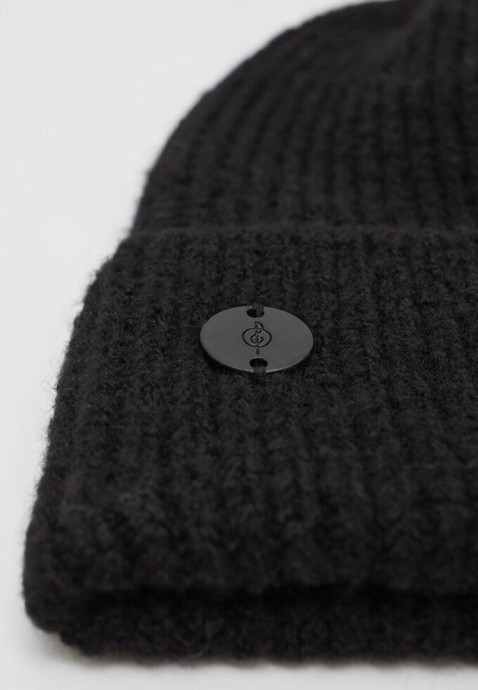 Ribbet lue med plakett