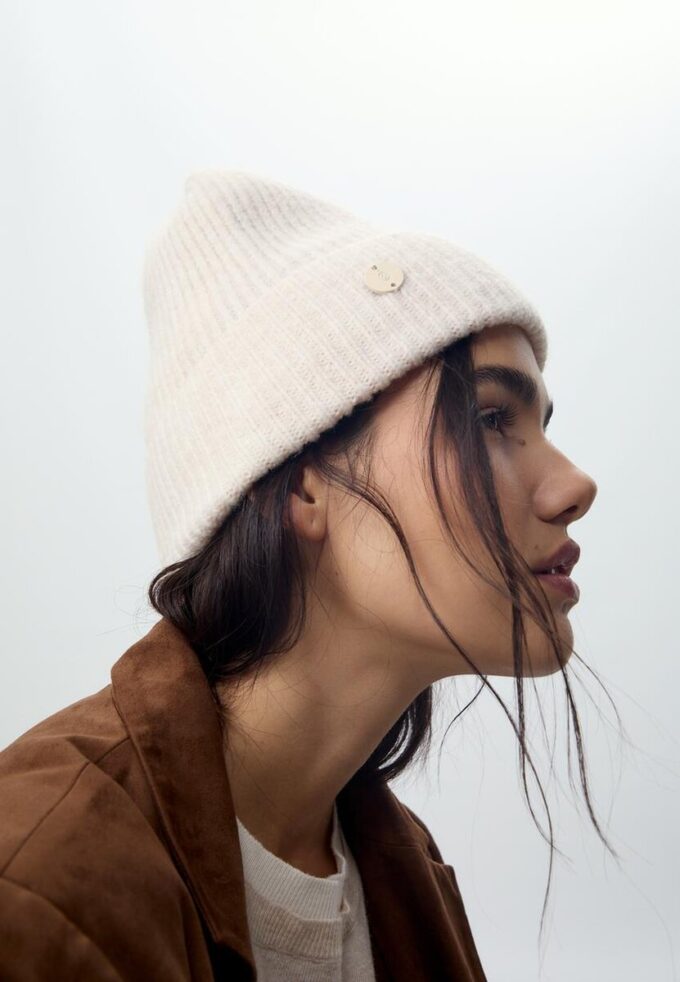 Ribbet lue med plakett