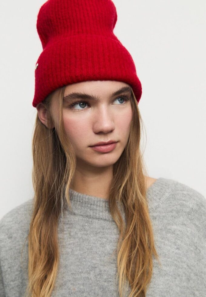 Ribbet lue med plakett