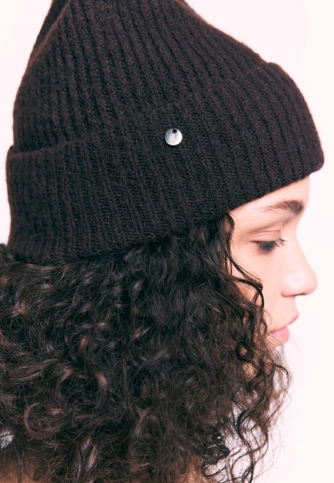 Ribbet lue med plakett