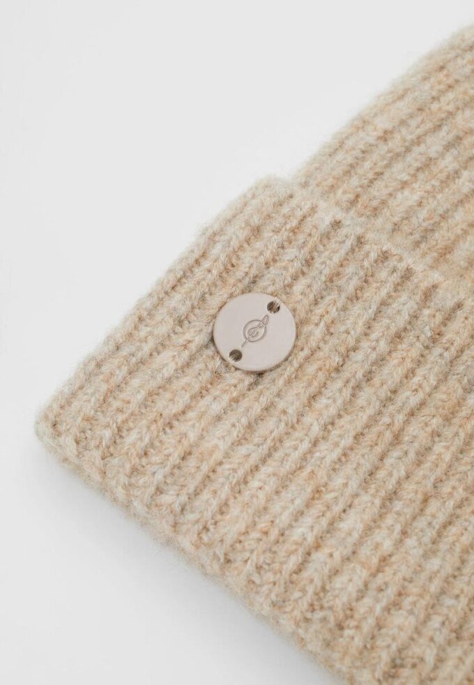 Ribbet lue med plakett