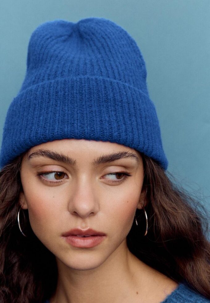 Ribbet lue med plakett