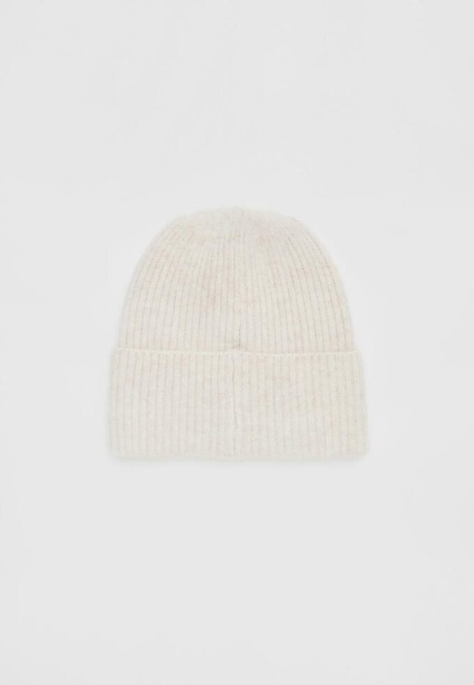 Ribbet lue med plakett