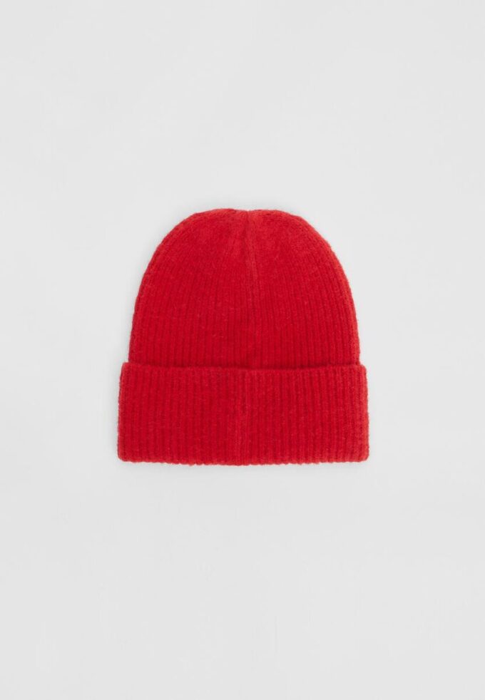 Ribbet lue med plakett