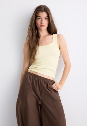 Ribbet T-skjorte med racerrygg