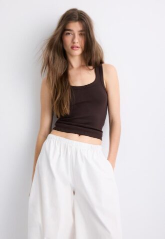 Ribbet T-skjorte med racerrygg