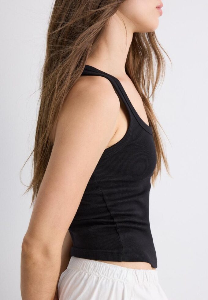 Ribbet T-skjorte med racerrygg