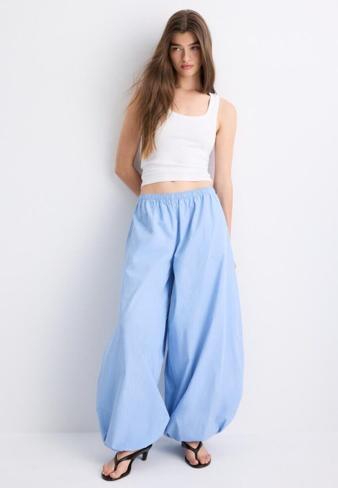 Ribbet T-skjorte med racerrygg