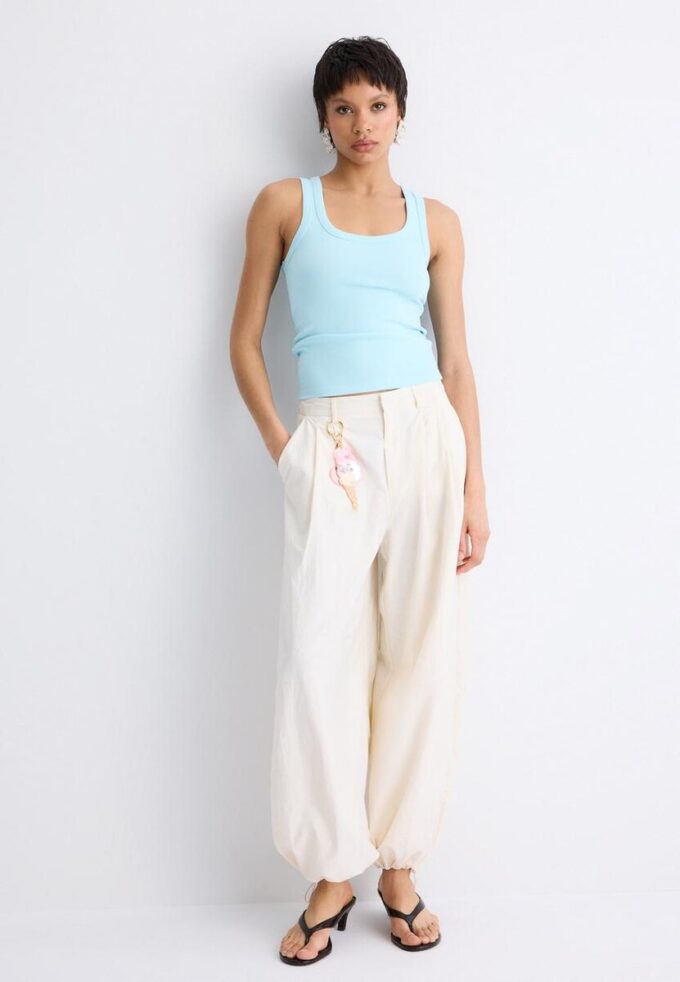 Ribbet T-skjorte med racerrygg