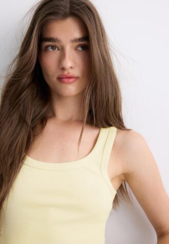 Ribbet T-skjorte med racerrygg