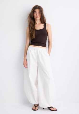 Ribbet T-skjorte med racerrygg