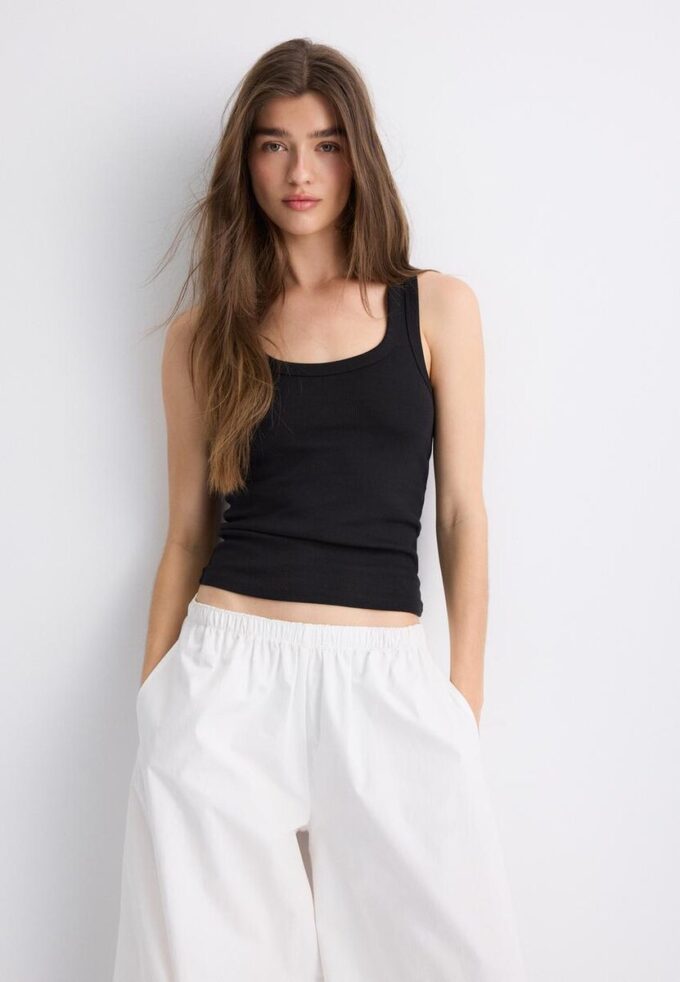 Ribbet T-skjorte med racerrygg