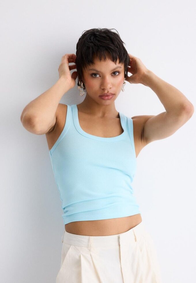 Ribbet T-skjorte med racerrygg