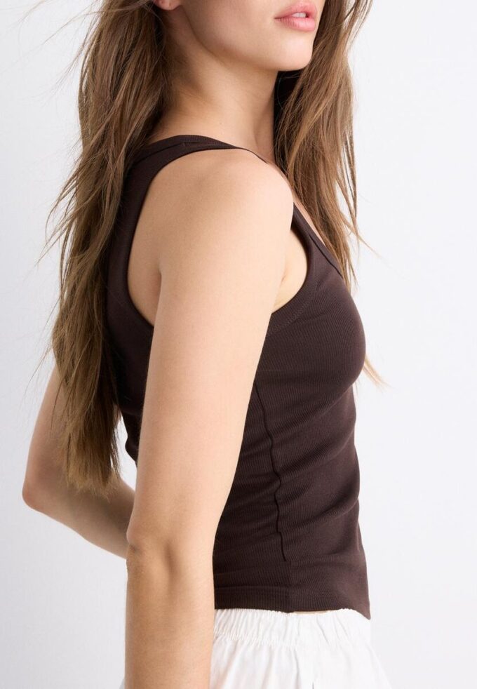 Ribbet T-skjorte med racerrygg