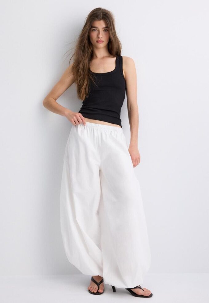 Ribbet T-skjorte med racerrygg