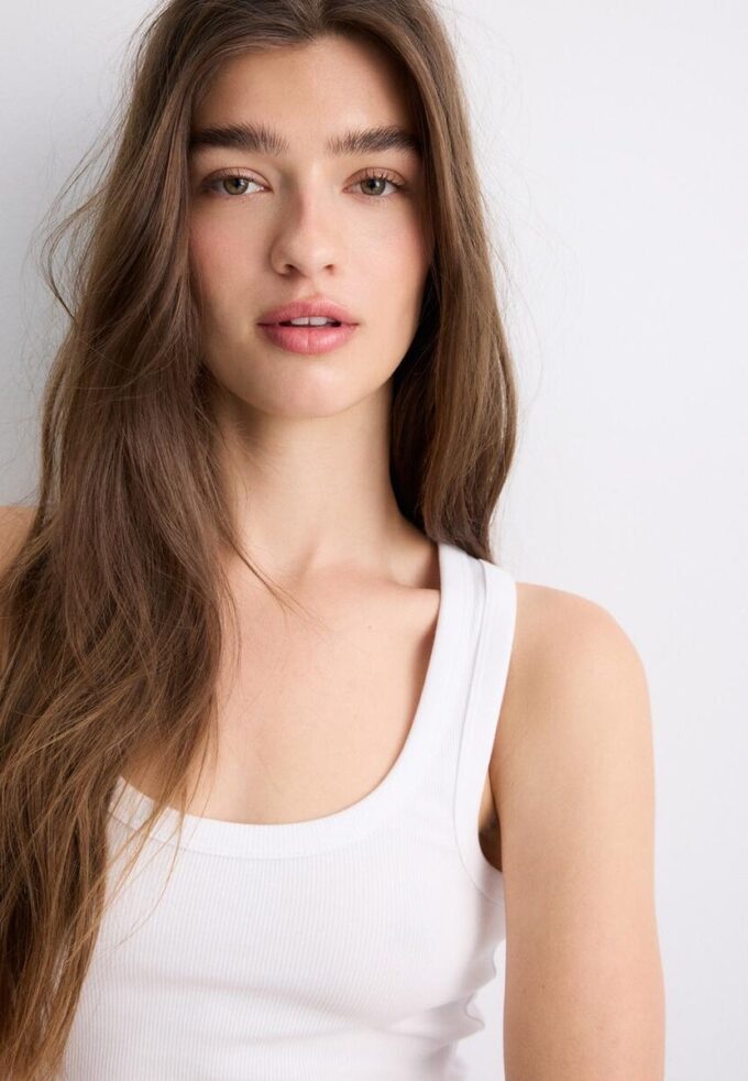 Ribbet T-skjorte med racerrygg