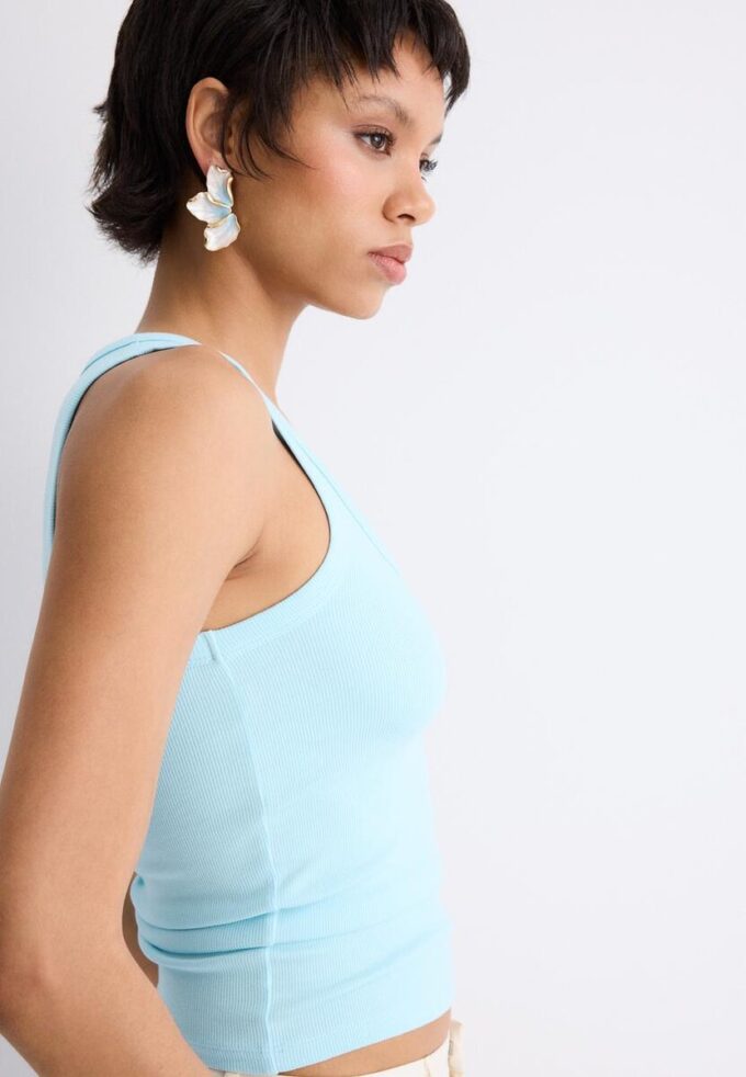 Ribbet T-skjorte med racerrygg