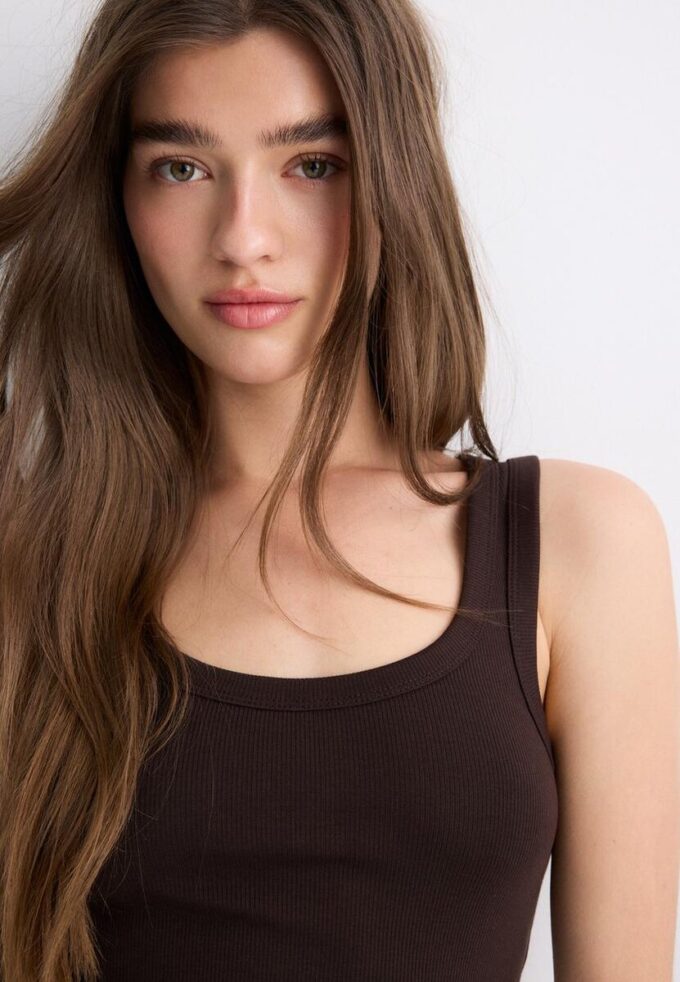 Ribbet T-skjorte med racerrygg