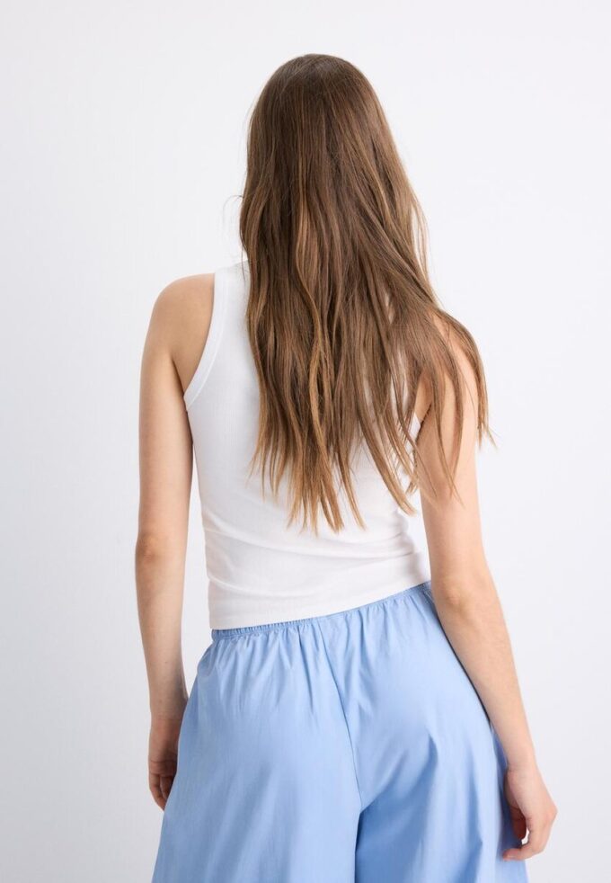 Ribbet T-skjorte med racerrygg