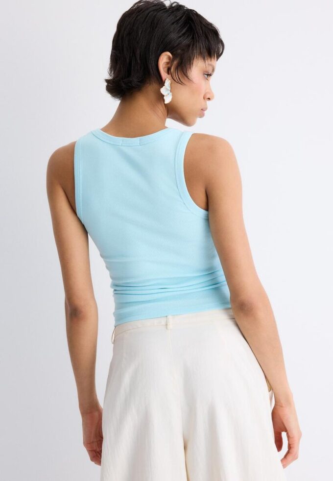 Ribbet T-skjorte med racerrygg