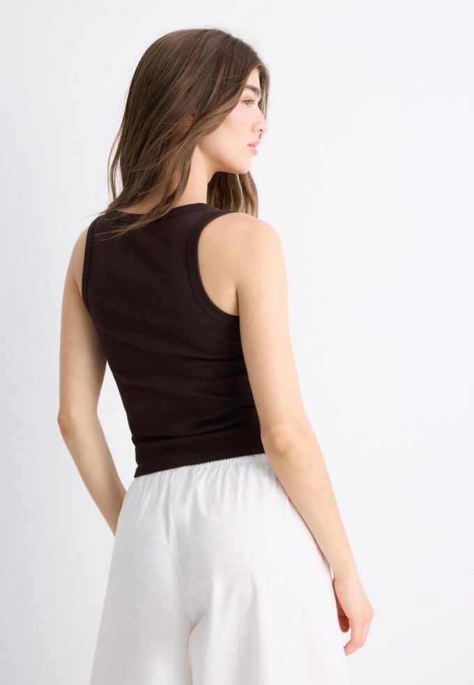 Ribbet T-skjorte med racerrygg