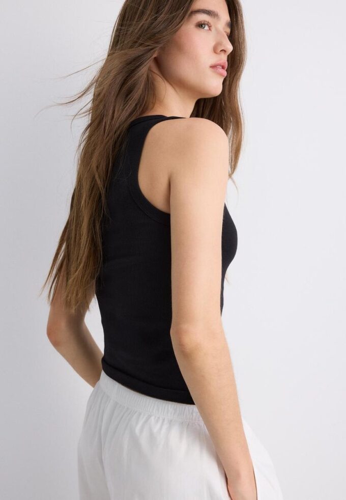 Ribbet T-skjorte med racerrygg