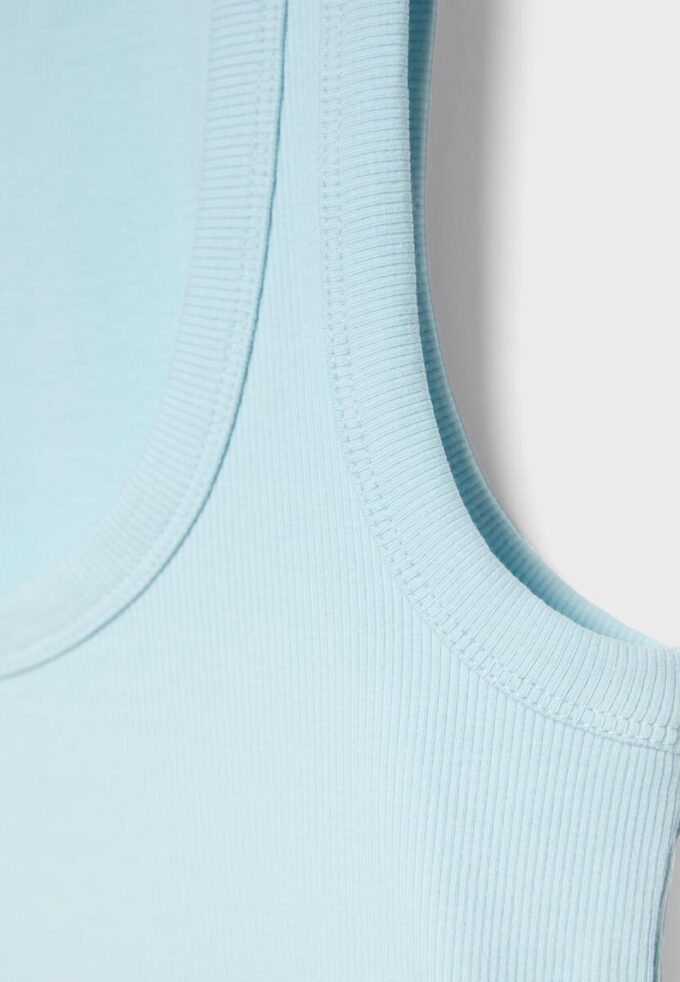 Ribbet T-skjorte med racerrygg