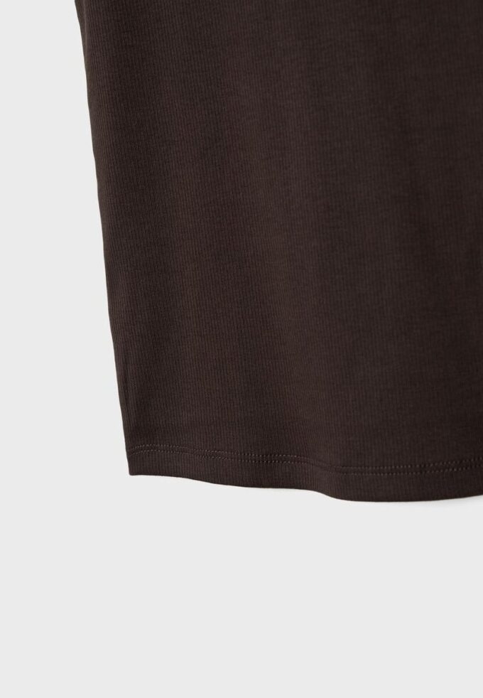 Ribbet T-skjorte med racerrygg