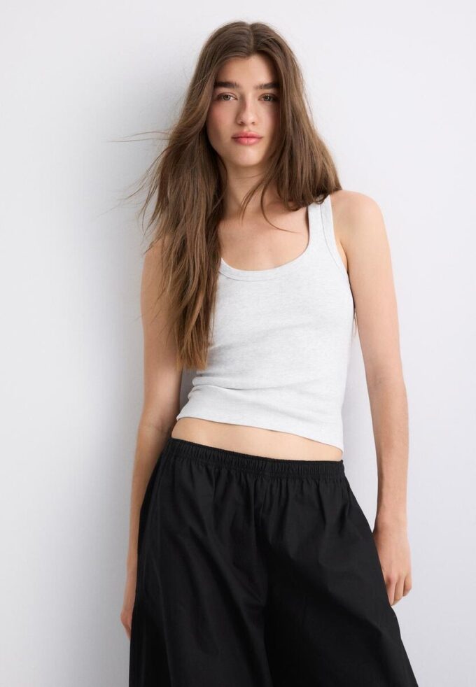 Ribbet topper i bomull med racerrygg