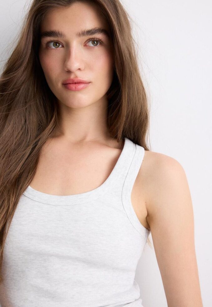 Ribbet topper i bomull med racerrygg