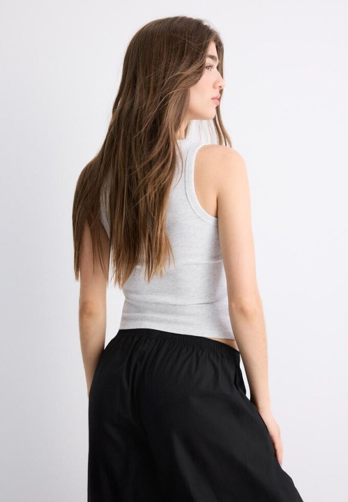 Ribbet topper i bomull med racerrygg