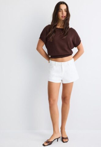 Rustikk strikket topp med båthals