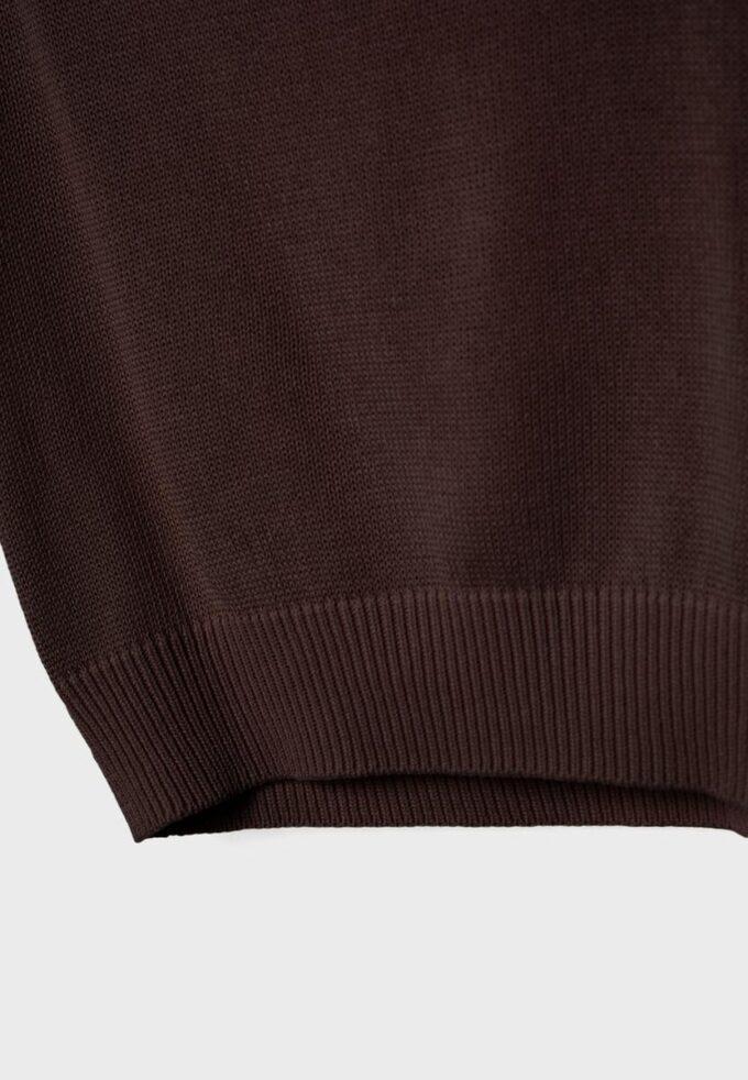 Rustikk strikket topp med båthals